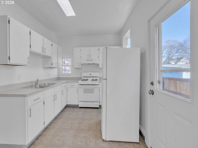 1527 Se CLINTON St, Portland, OR 97202