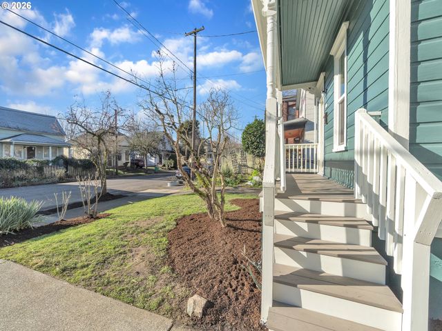 1527 Se CLINTON St, Portland, OR 97202