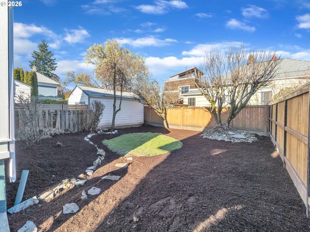 1527 Se CLINTON St, Portland, OR 97202