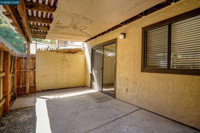 982 Juniper Ct, Crockett, CA 94525