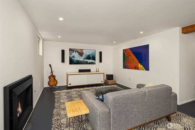 2624 W Plymouth Street, Seattle, WA 98199