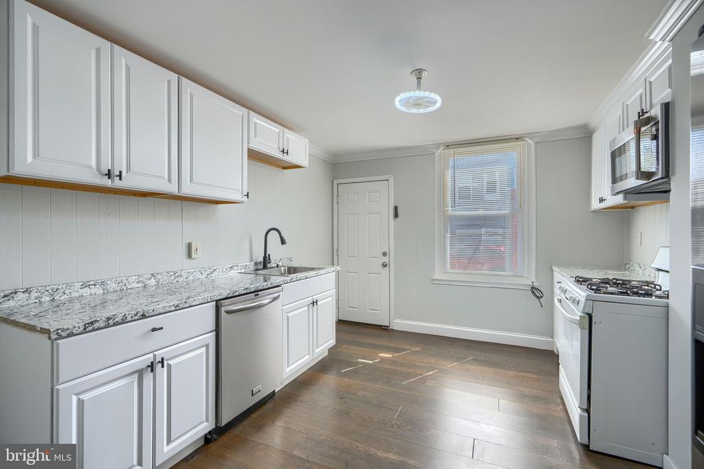 Image 9 of property listing at 405 ROBINSON ST, Baltimore, MD 21224
