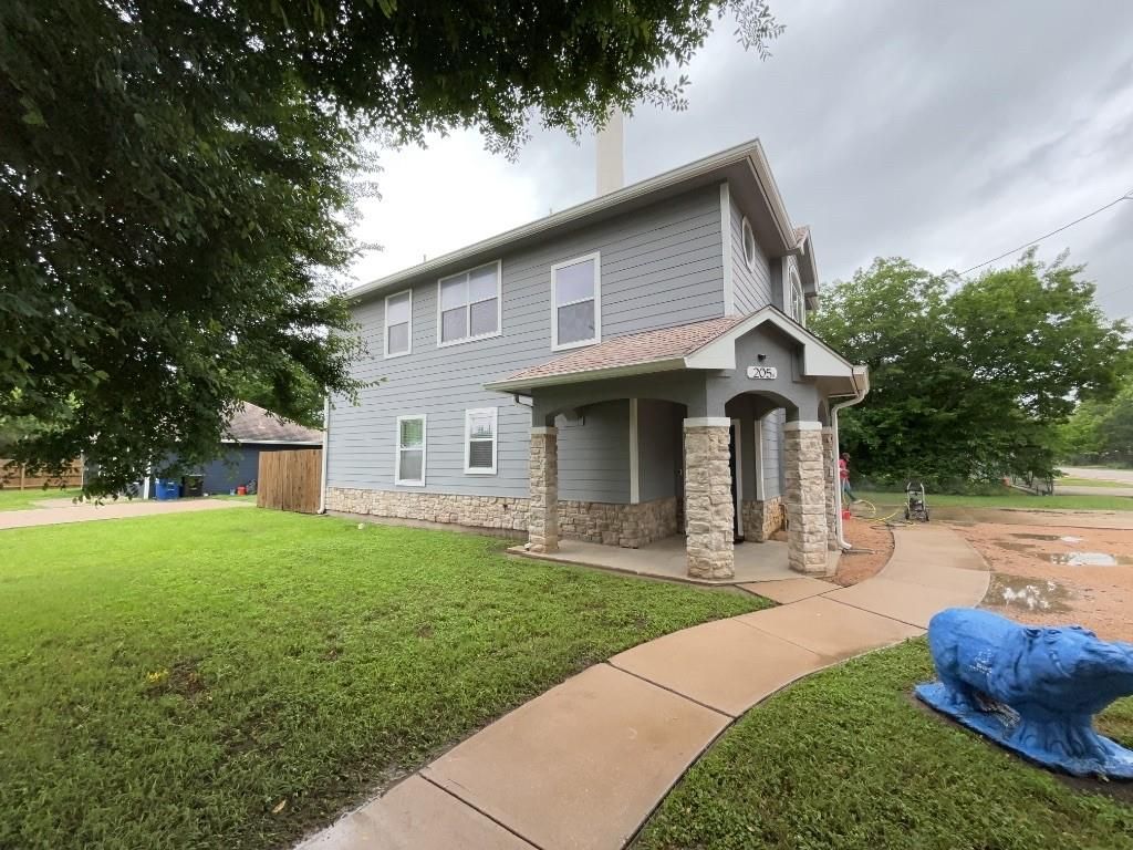 205 College ST A, Hutto, TX 78634