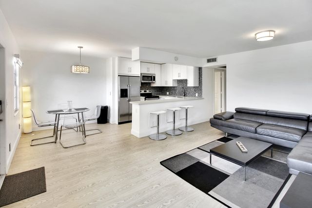 17 Fanshaw A, Boca Raton, FL 33434