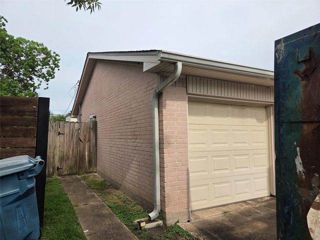 14423 Waterloo Drive, Houston, TX 77045