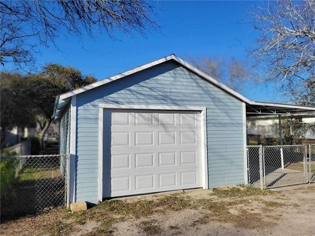 309 E Hoffman Ave, Kingsville, TX 78363