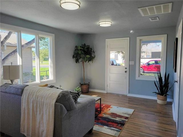 309 E Hoffman Ave, Kingsville, TX 78363