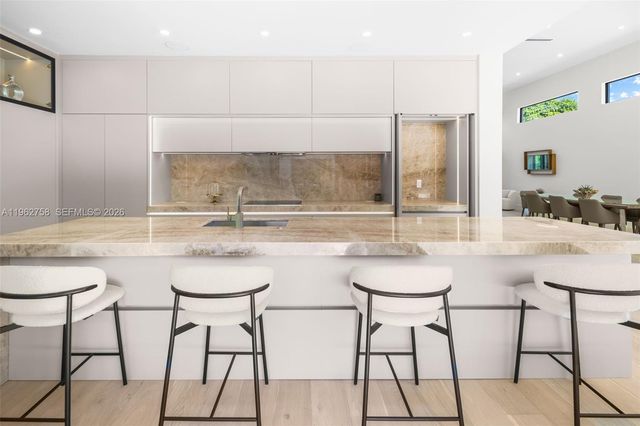 290 NW 48th St, Miami, FL 33127