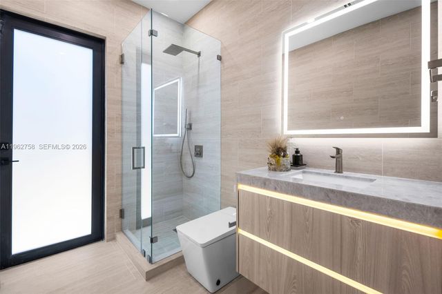 290 NW 48th St, Miami, FL 33127