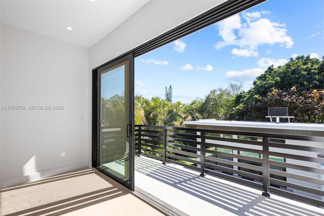 290 NW 48th St, Miami, FL 33127