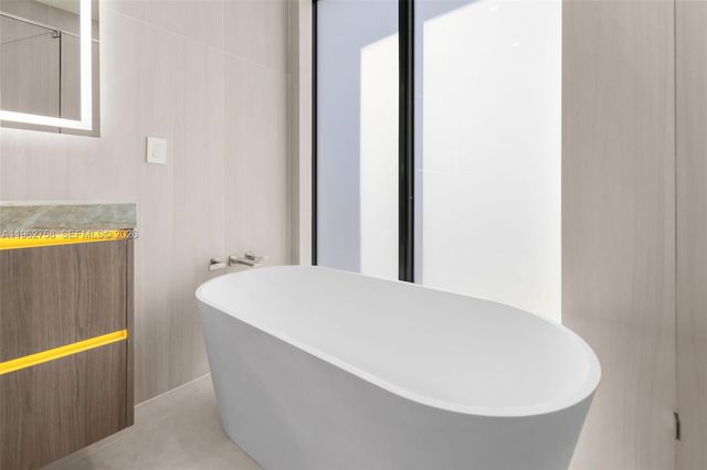 290 NW 48th St, Miami, FL 33127