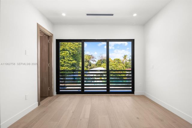 290 NW 48th St, Miami, FL 33127