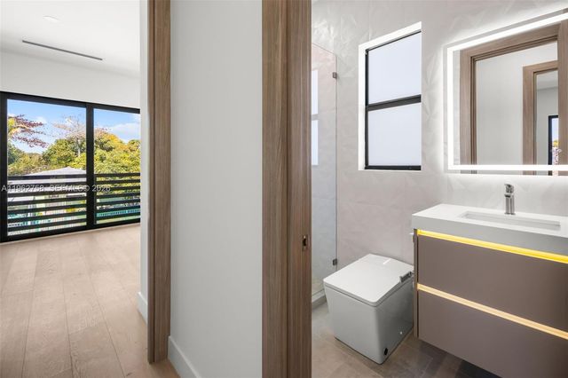 290 NW 48th St, Miami, FL 33127