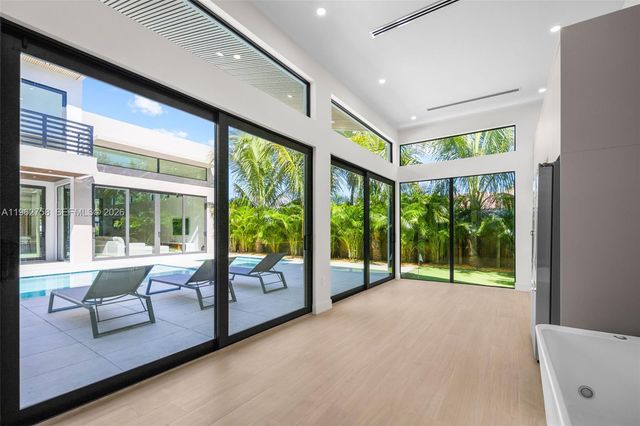 290 NW 48th St, Miami, FL 33127