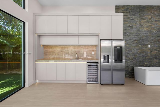 290 NW 48th St, Miami, FL 33127