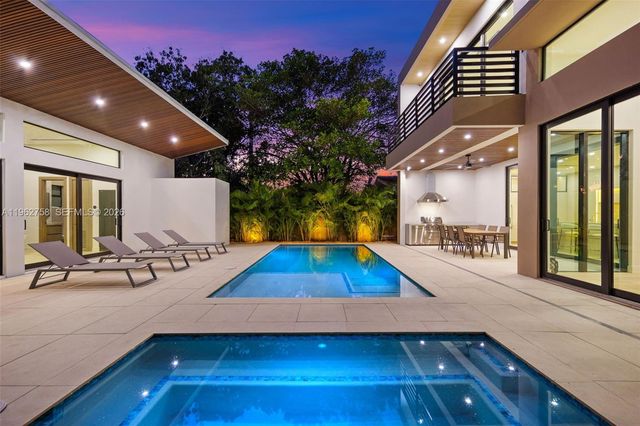 290 NW 48th St, Miami, FL 33127