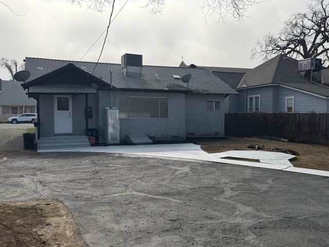 122 E 11th Street, Hanford, CA 93230