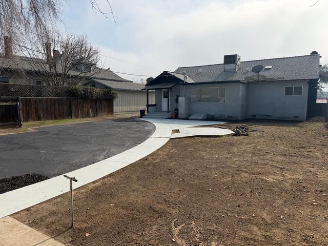 122 E 11th Street, Hanford, CA 93230
