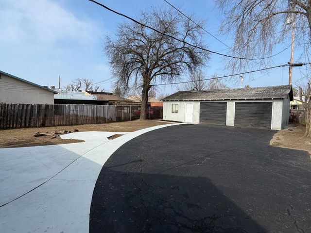 122 E 11th Street, Hanford, CA 93230