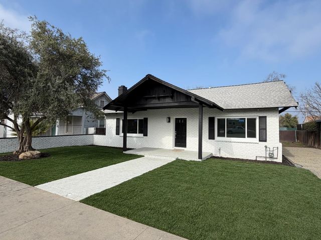 122 E 11th Street, Hanford, CA 93230