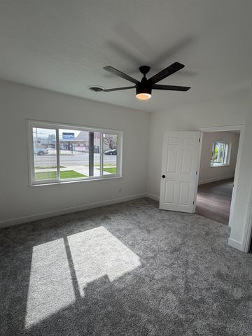 122 E 11th Street, Hanford, CA 93230