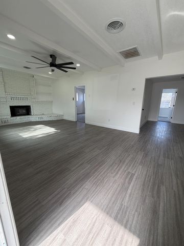 122 E 11th Street, Hanford, CA 93230