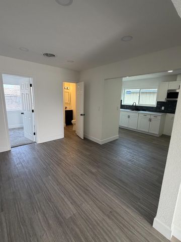 122 E 11th Street, Hanford, CA 93230