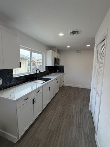 122 E 11th Street, Hanford, CA 93230