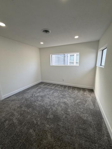 122 E 11th Street, Hanford, CA 93230