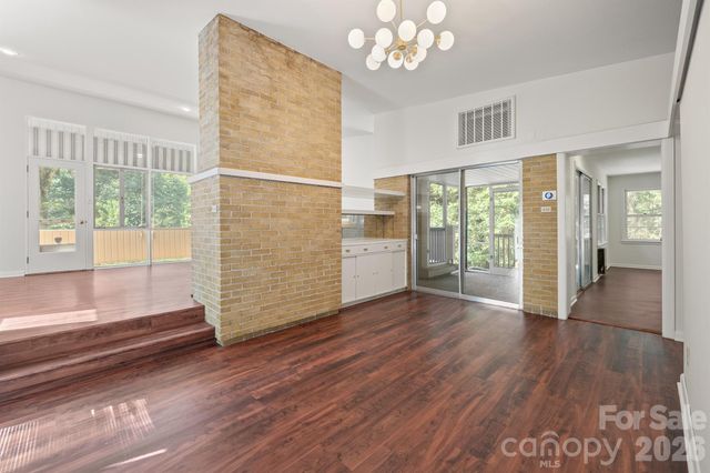 220 30th Avenue NW, Hickory, NC 28601