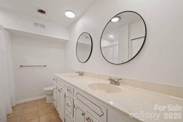 220 30th Avenue NW, Hickory, NC 28601