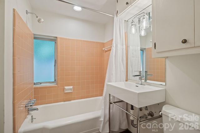 220 30th Avenue NW, Hickory, NC 28601