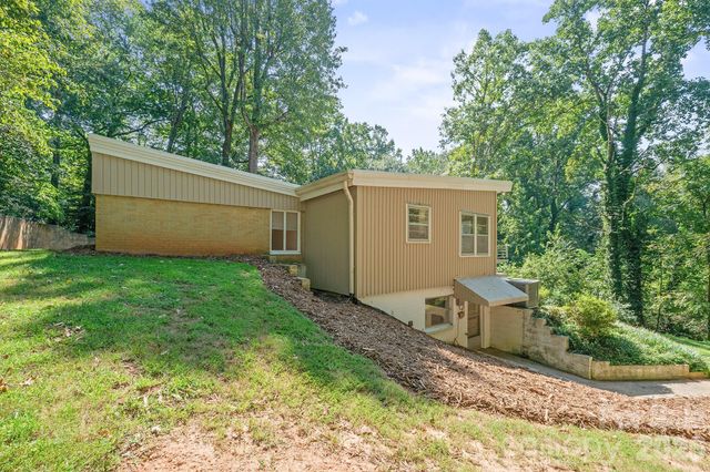 220 30th Avenue NW, Hickory, NC 28601