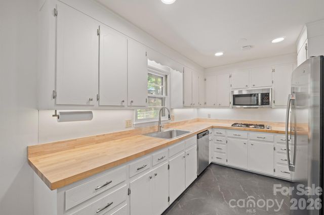 220 30th Avenue NW, Hickory, NC 28601