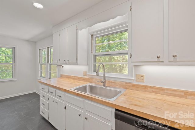 220 30th Avenue NW, Hickory, NC 28601