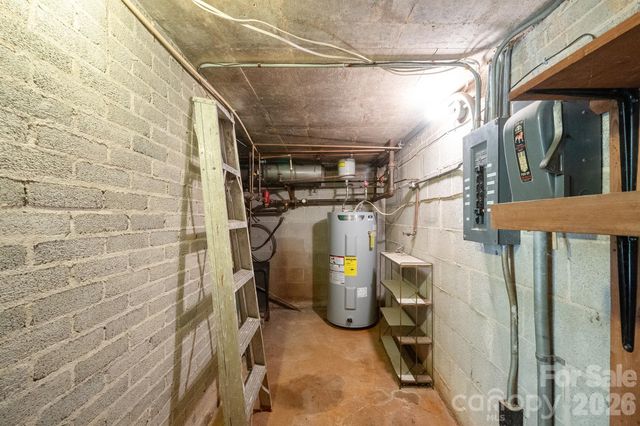 220 30th Avenue NW, Hickory, NC 28601