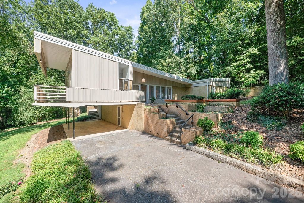220 30th Avenue NW, Hickory, NC 28601