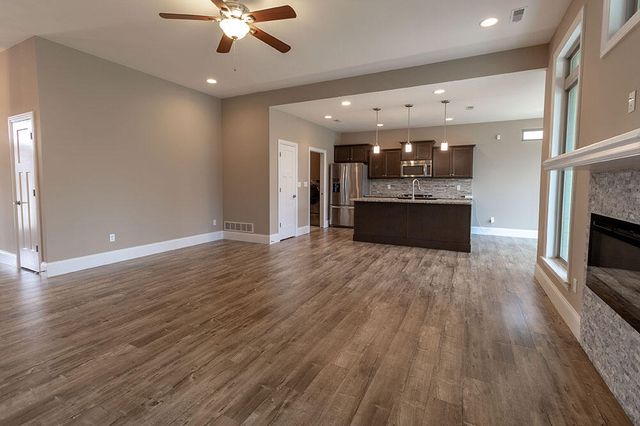 4202 MEADOW VIEW DR, Columbia, MO 65201