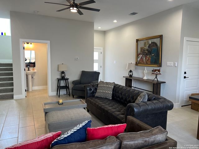 1618 W Lawndale Dr Unit 15, San Antonio, TX 78209