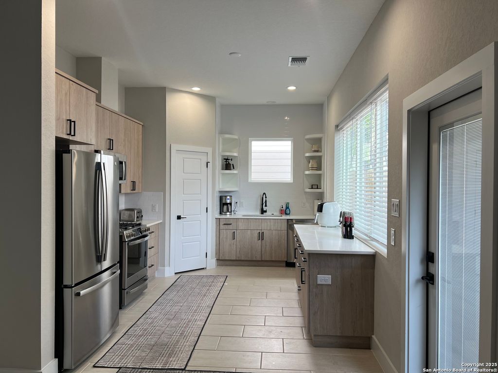 1618 W Lawndale Dr Unit 15, San Antonio, TX 78209