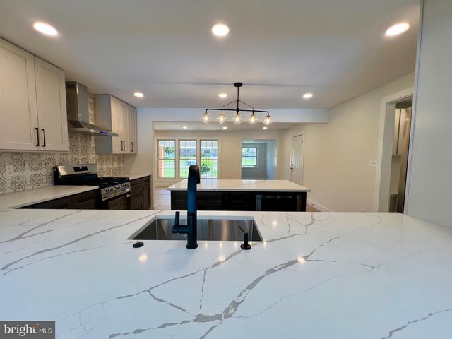 400 DEB LN, Warminster, PA 18974