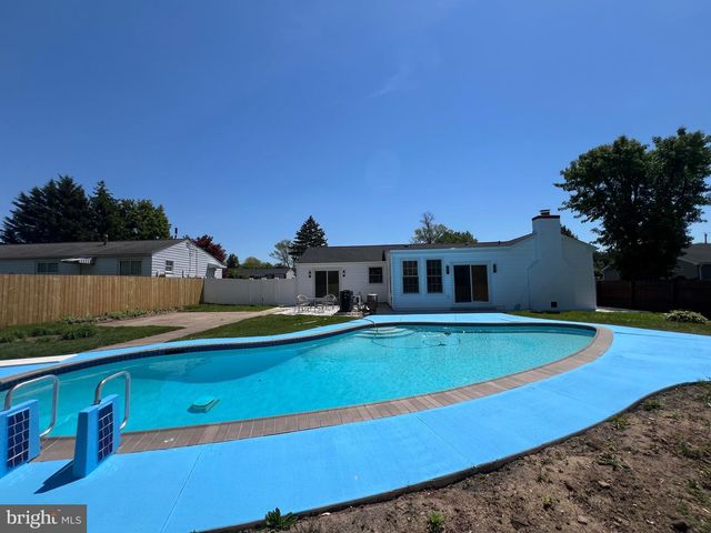 400 DEB LN, Warminster, PA 18974