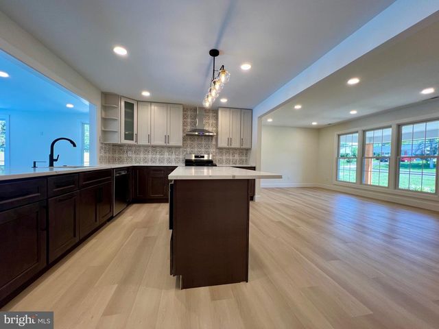 400 DEB LN, Warminster, PA 18974