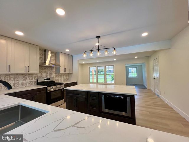 400 DEB LN, Warminster, PA 18974