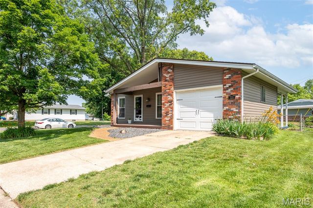 725 Yale Avenue, Edwardsville, IL 62025