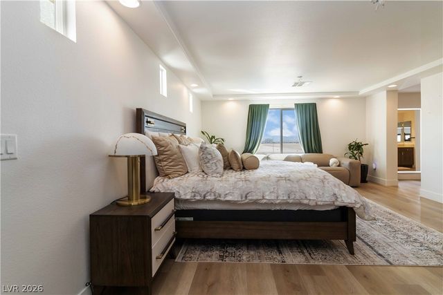 9758 Hawk Crest Street, Las Vegas, NV 89141