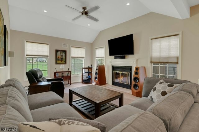 18 Cable Ct, Montville Twp., NJ 07045