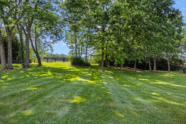 104 Deerfield Circle, Nicholasville, KY 40356