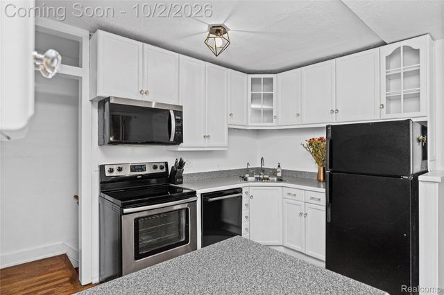 16260 Birwood Avenue, Beverly Hills Village, MI 48025