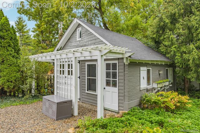 16260 Birwood Avenue, Beverly Hills Village, MI 48025